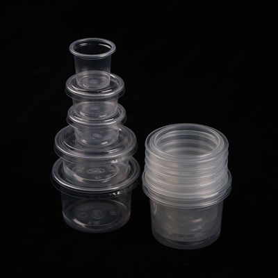 Las tazas plásticas Jello de la porción de las tapas tiraron las tazas para muestrear el bocado de la salsa