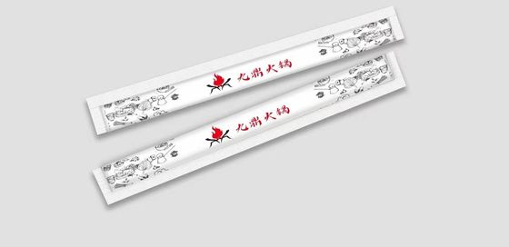 La mitad de la cubierta de papel hermana los palillos de bambú disponibles del sushi con el logotipo modificado para requisitos particulares