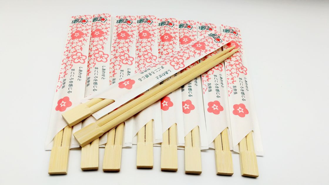La fuente directa de la base HERMANA los palillos de bambú de Dispossiable con la mitad envuelta en papel para la comida china