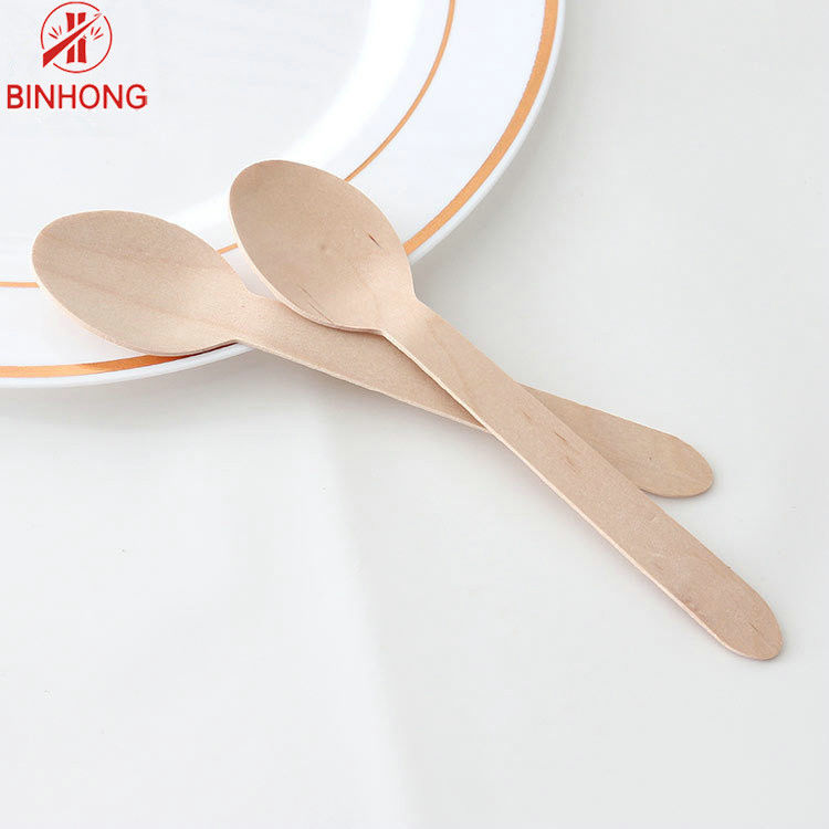 La categoría alimenticia disponible alisa las cucharas de madera biodegradables