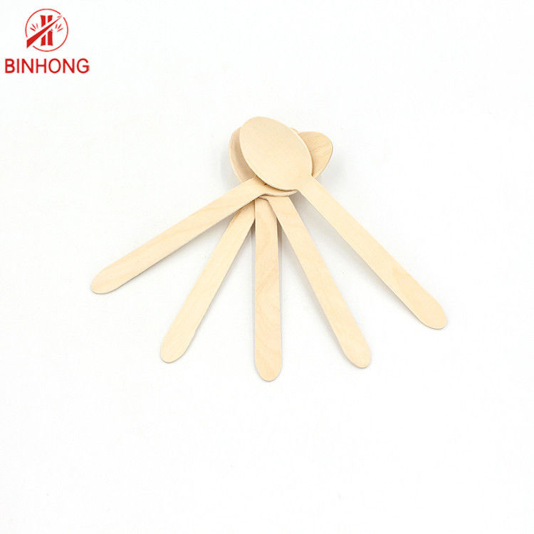 La categoría alimenticia disponible alisa las cucharas de madera biodegradables