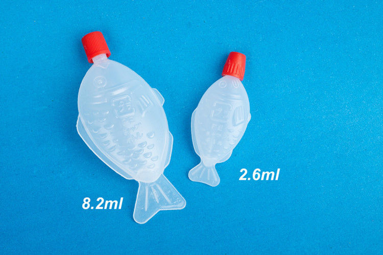 los pescados del rectángulo 30ml formaron el envase plástico de la salsa de soja del sushi