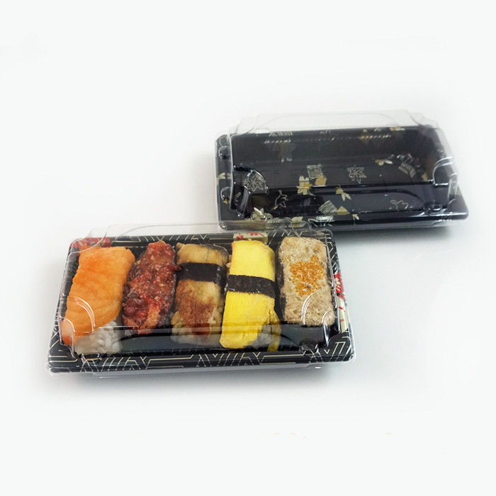Saca el embalaje rectangular de comida que sirve bandeja de sushi con tapa