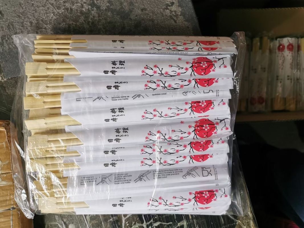 Palillos disponibles de bambú natural empaquetados en papel del sushi con el logotipo modificado para requisitos particulares