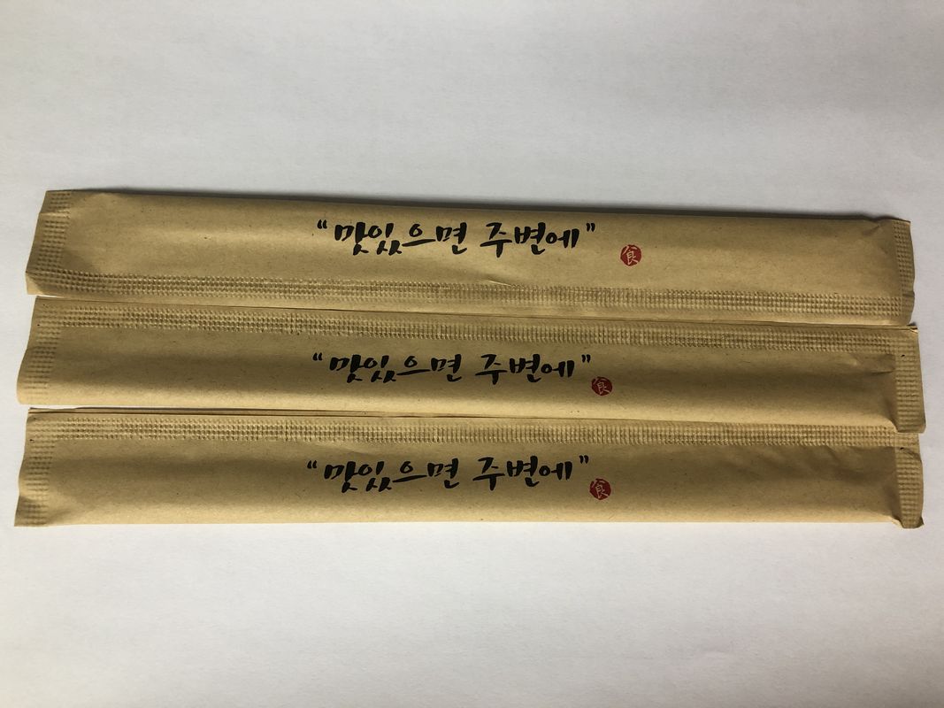 Palillos amistosos de bambú disponibles de Eco con el embalaje del papel de Kraft