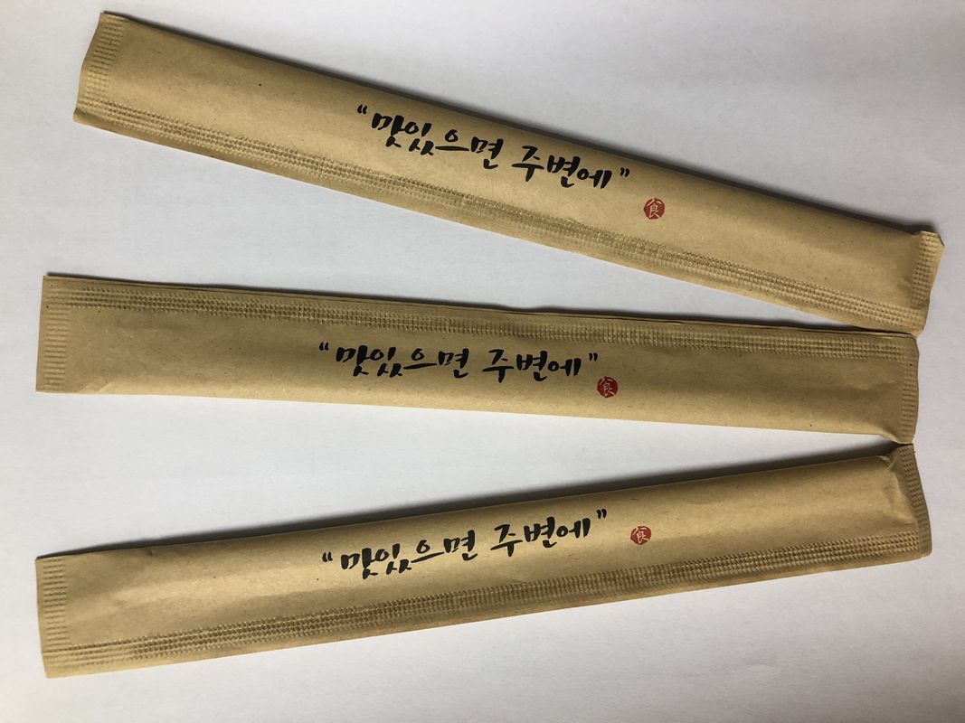 Palillos amistosos de bambú disponibles de Eco con el embalaje del papel de Kraft