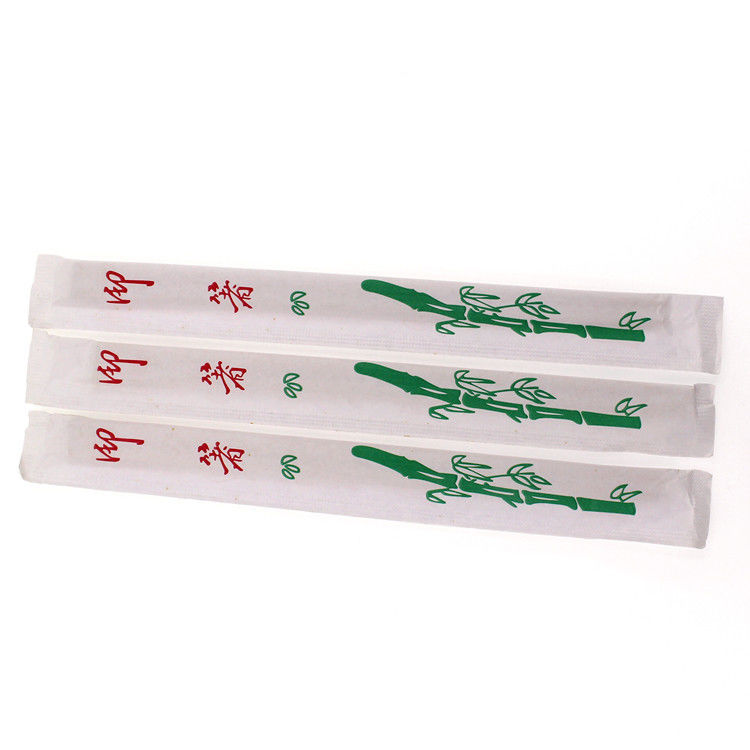 La mitad de la cubierta de papel hermana los palillos de bambú disponibles del sushi con el logotipo modificado para requisitos particulares