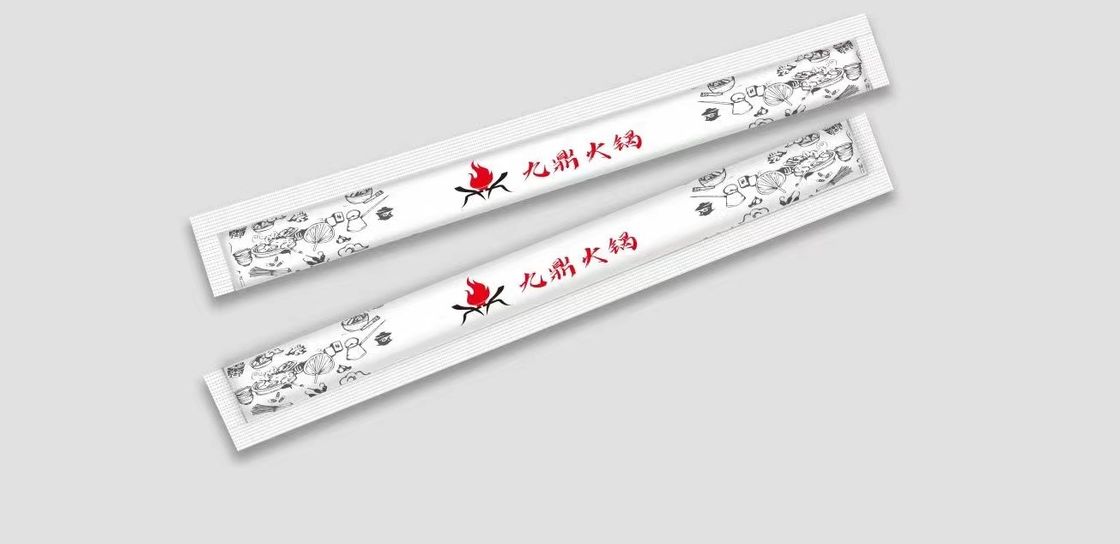 La mitad de la cubierta de papel hermana los palillos de bambú disponibles del sushi con el logotipo modificado para requisitos particulares